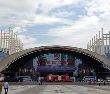 抓住機(jī)遇，迎接挑戰(zhàn)