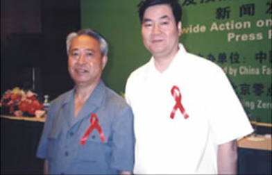 時(shí)任中國計(jì)劃生育政協(xié)常務(wù)副會長楊魁孚與袁曉峰在一起