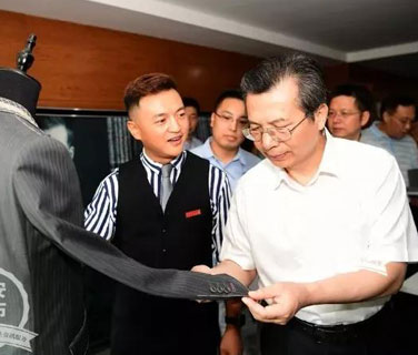 王永康書記到西安工程大學(xué)·三八婦樂(lè)健康服飾研究中心調(diào)研