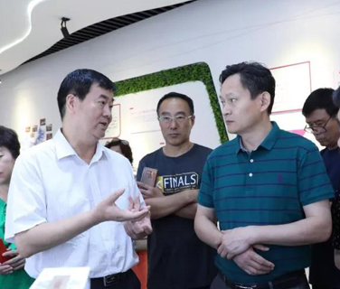 南京大學(xué)領(lǐng)導(dǎo)到三八婦樂(lè)調(diào)研